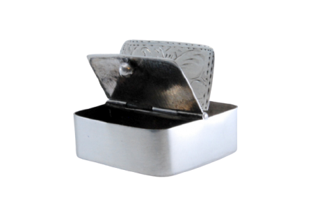 Caixa de comprimidos em prata lisa com duas divisórias e tampas basculantes.